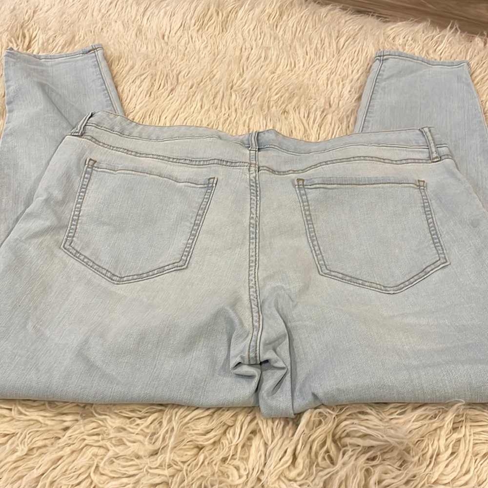 Old Navy light blue Super Skinny mid-rise jeans - Picture 3 of 5